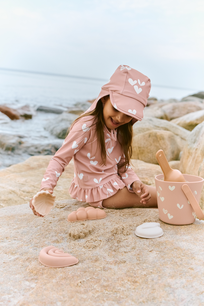 set plage enfant Liewood coeurs seau pelle moules sable