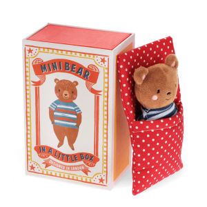 Mini ours en peluche Meri Meri dans sa petite boîte avec couverture