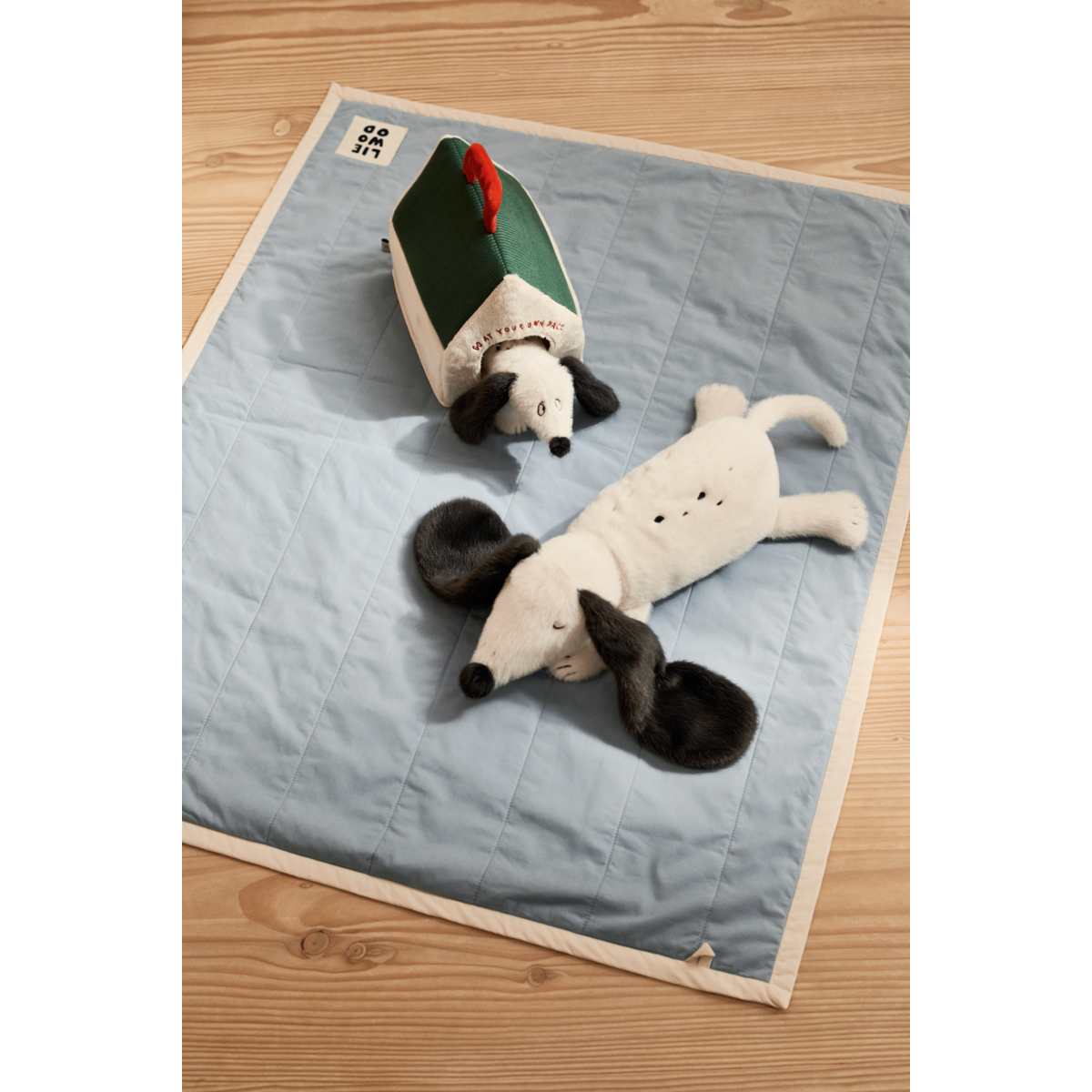 Peluche chien Dakota avec niche Sandy – Liewood