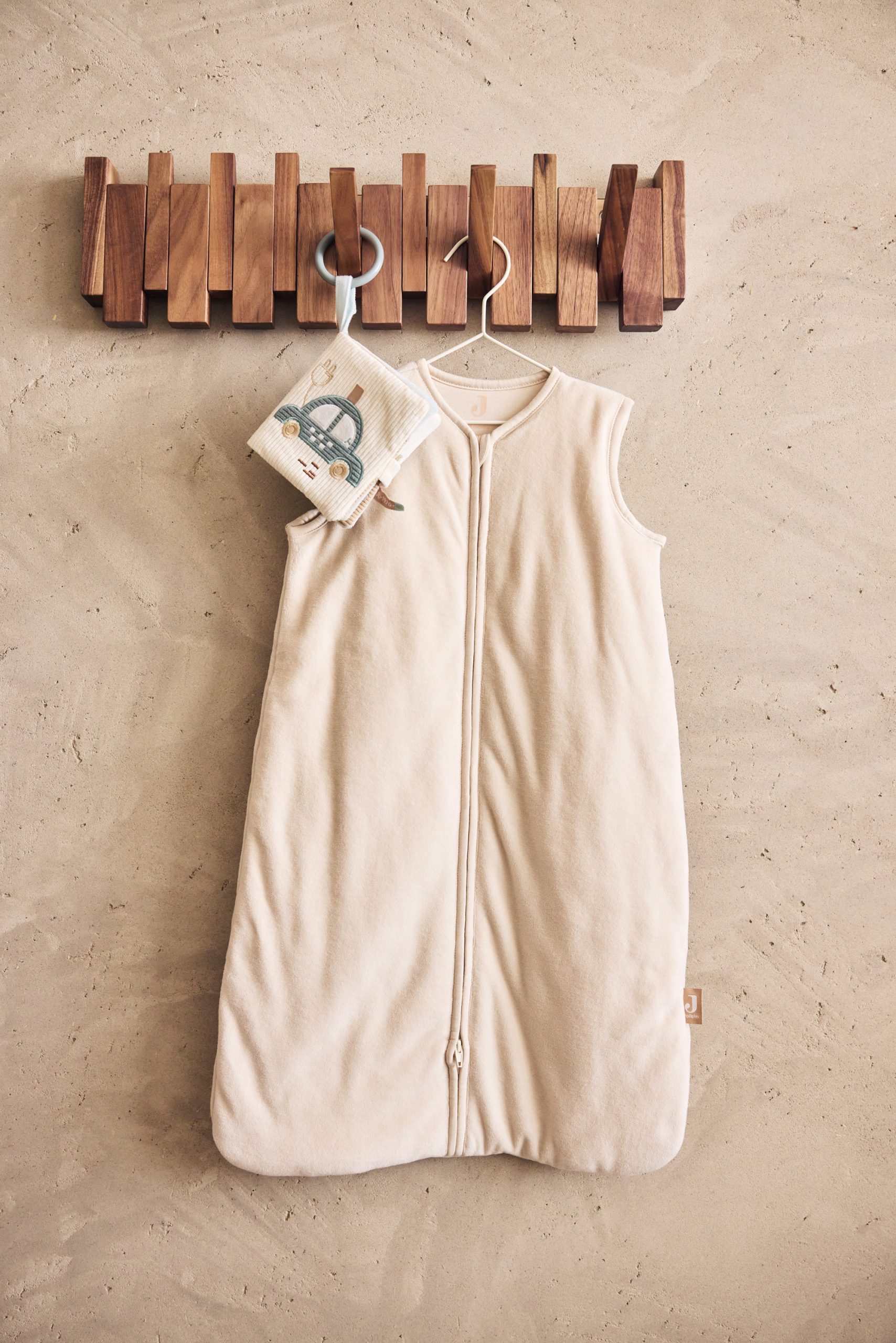 Gigoteuse sans manches en velours Oatmeal TOG 2.0 Jollein en situation