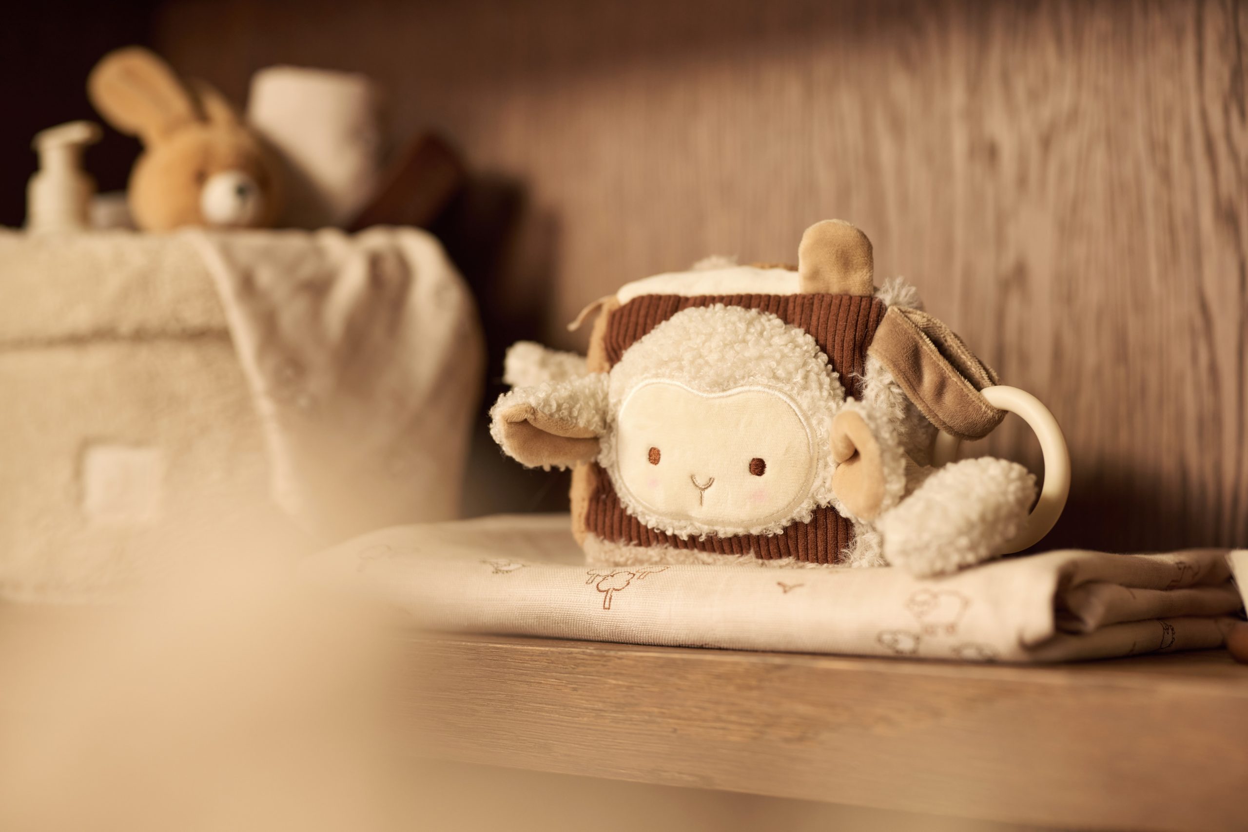 Cube d'activités Woolly Jollein – ambiance chambre de bébé
