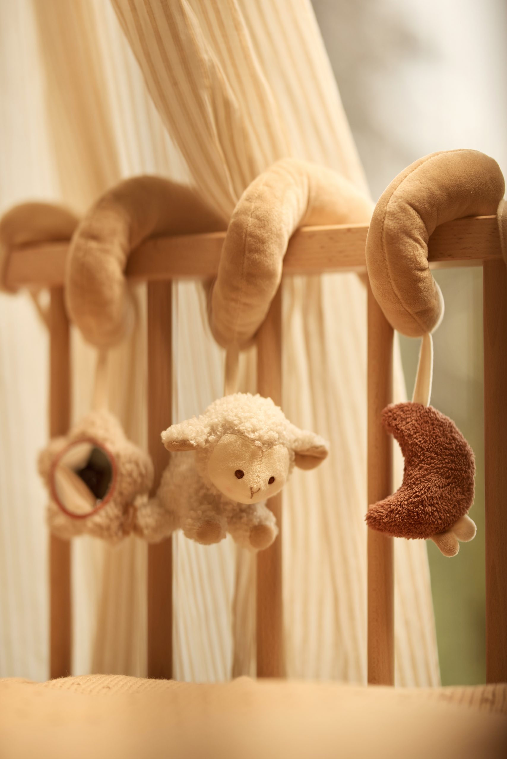 Spirale d'activité Woolly Jollein – ambiance chambre de bébé