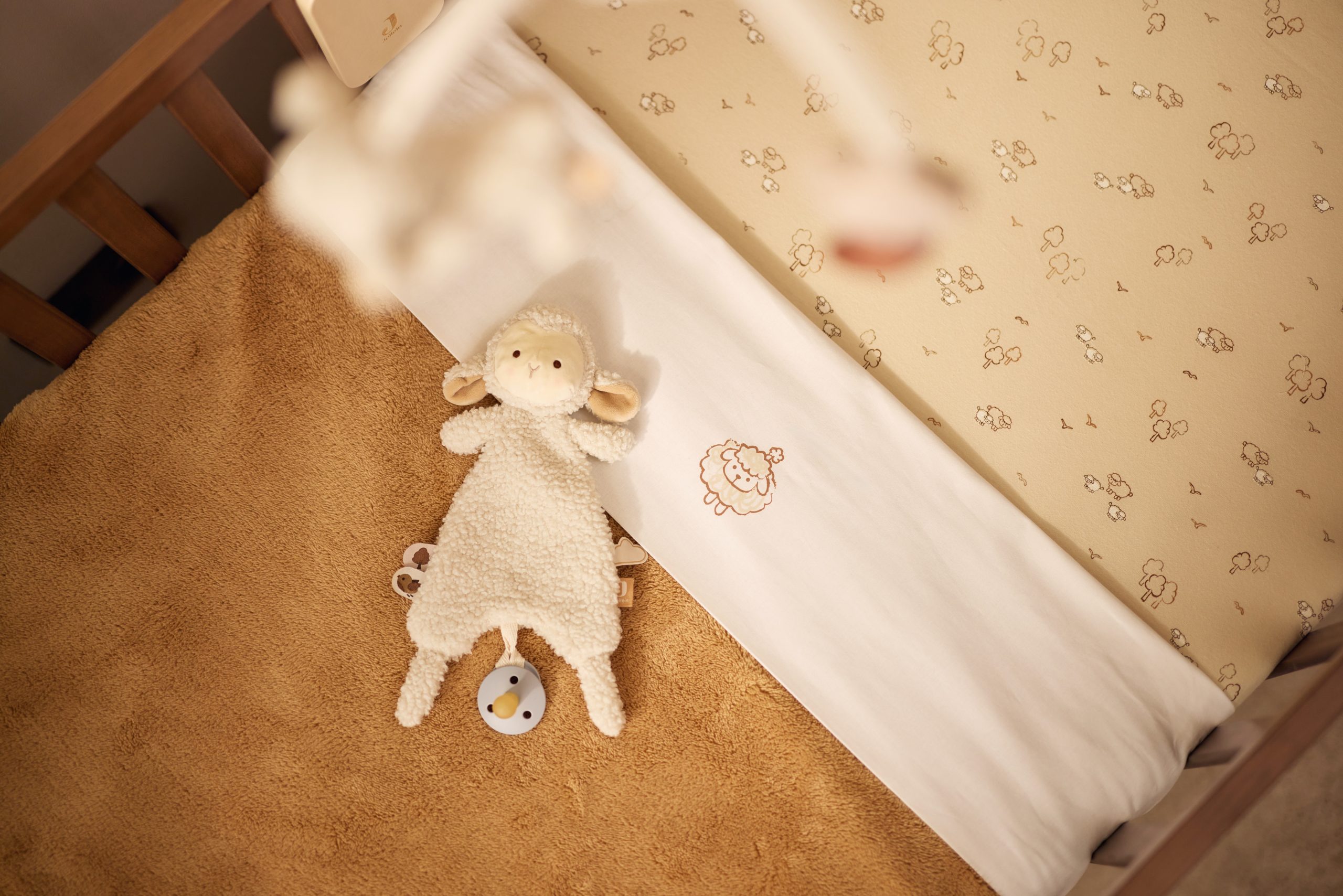 Attache sucette mouton Sheep Sonny Jollein – ambiance chambre de bébé