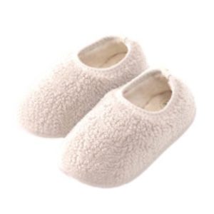Les chaussons antidérapants Teddy de Mrs Ertha sont les alliés parfaits pour garder les petits pieds bien au chaud, tout en garantissant un confort optimal.